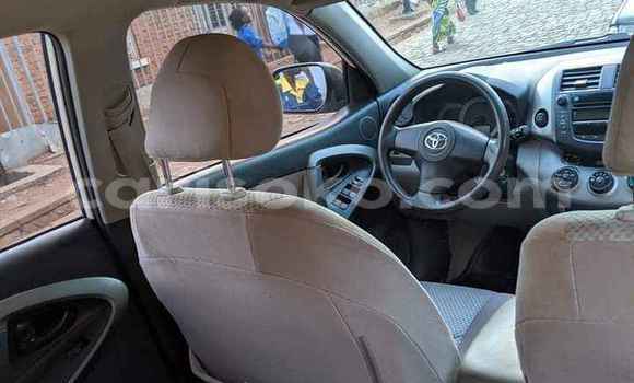 Acheter Occasion Voiture Toyota RAV4 Blanc à Kigali, Rwanda Acheter Occasion Voiture Toyota RAV4 Blanc à Kigali, Rwanda