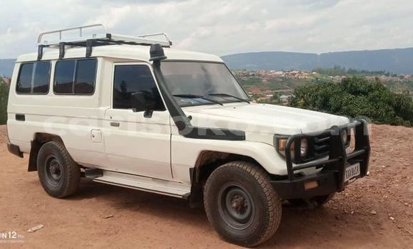 Sayi Na hannu Toyota Land Cruiser Blanc Mota in Kigali a Rwanda Sayi Na hannu Toyota Land Cruiser Blanc Mota in Kigali a Rwanda