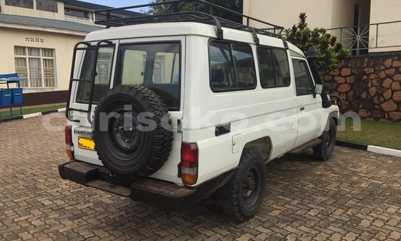 Sayi Na hannu Toyota Land Cruiser Blanc Mota in Kigali a Rwanda Sayi Na hannu Toyota Land Cruiser Blanc Mota in Kigali a Rwanda