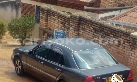 Sayi Na hannu Mercedes-Benz C–Class Noir Mota in Kigali a Rwanda Sayi Na hannu Mercedes-Benz C–Class Noir Mota in Kigali a Rwanda