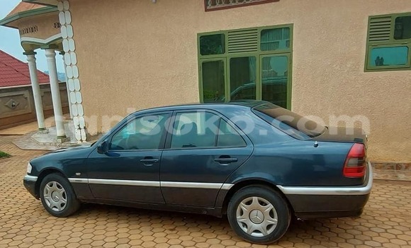 Sayi Na hannu Mercedes-Benz C–Class Bleu Mota in Kigali a Rwanda Sayi Na hannu Mercedes-Benz C–Class Bleu Mota in Kigali a Rwanda
