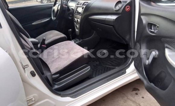 Acheter Occasion Voiture Toyota Yaris Blanc à Kigali, Rwanda Acheter Occasion Voiture Toyota Yaris Blanc à Kigali, Rwanda