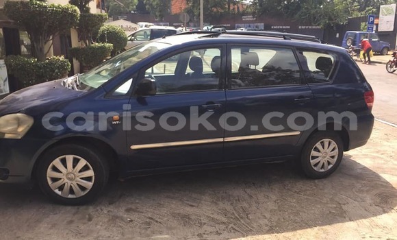 اشتري مستعمل Toyota Avensis Verso Bleu سيارة في Kigali في Rwanda
