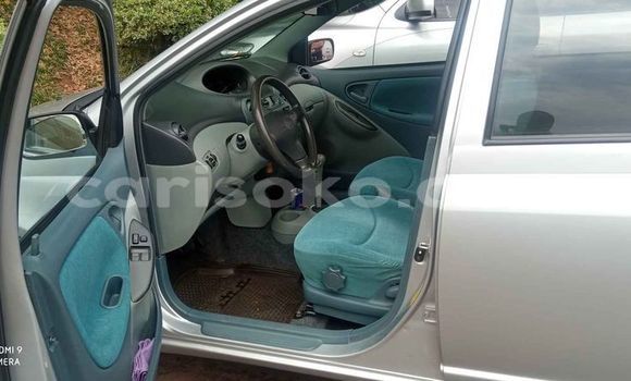 Acheter Occasion Voiture Toyota Yaris Gris à Kigali, Rwanda Acheter Occasion Voiture Toyota Yaris Gris à Kigali, Rwanda