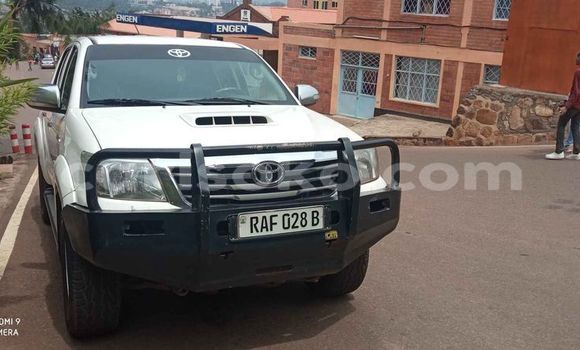 Acheter Occasion Voiture Toyota Hiluxe VIGO Blanc à Kigali, Rwanda Acheter Occasion Voiture Toyota Hiluxe VIGO Blanc à Kigali, Rwanda