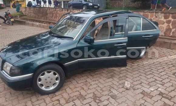 Acheter Occasion Voiture Mercedes-Benz C–Class Vert à Kigali, Rwanda Acheter Occasion Voiture Mercedes-Benz C–Class Vert à Kigali, Rwanda