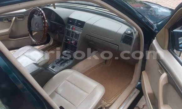 Acheter Occasion Voiture Mercedes-Benz C–Class Vert à Kigali, Rwanda Acheter Occasion Voiture Mercedes-Benz C–Class Vert à Kigali, Rwanda