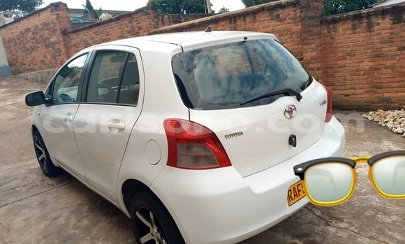 Acheter Occasion Voiture Toyota Vitz Blanc à Kigali, Rwanda Acheter Occasion Voiture Toyota Vitz Blanc à Kigali, Rwanda