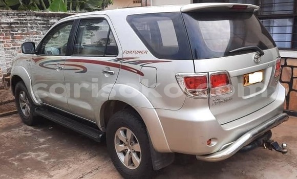 Acheter Occasion Voiture Toyota Fortuner Gris à Kigali, Rwanda Acheter Occasion Voiture Toyota Fortuner Gris à Kigali, Rwanda