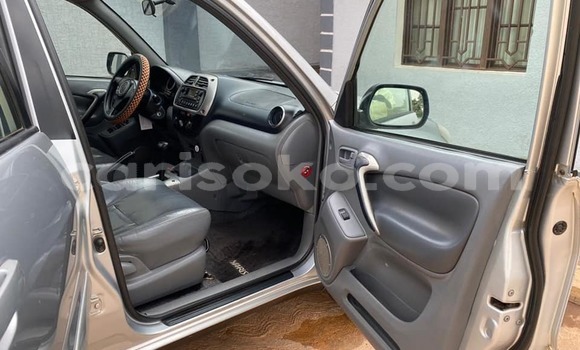 Sayi Na hannu Toyota RAV4 Beige Mota in Kigali a Rwanda Sayi Na hannu Toyota RAV4 Beige Mota in Kigali a Rwanda