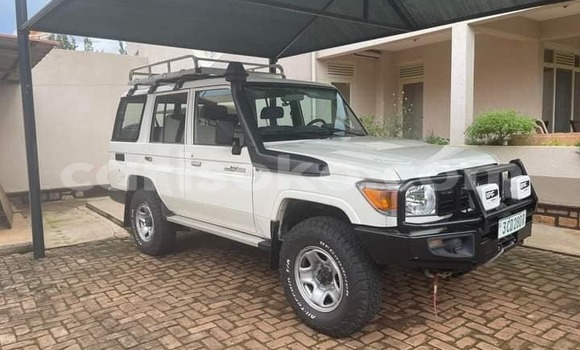 Sayi Na hannu Toyota Land Cruiser Blanc Mota in Kigali a Rwanda Sayi Na hannu Toyota Land Cruiser Blanc Mota in Kigali a Rwanda