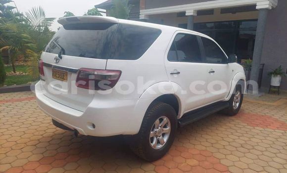 Sayi Na hannu Toyota Fortuner Blanc Mota in Kigali a Rwanda Sayi Na hannu Toyota Fortuner Blanc Mota in Kigali a Rwanda
