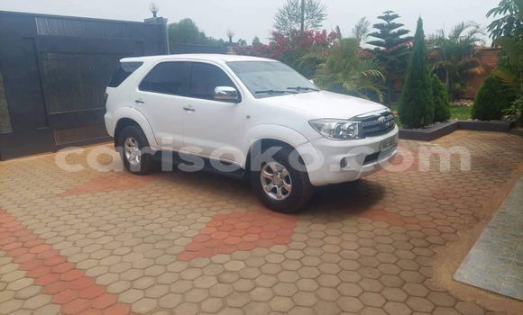 Sayi Na hannu Toyota Fortuner Blanc Mota in Kigali a Rwanda Sayi Na hannu Toyota Fortuner Blanc Mota in Kigali a Rwanda