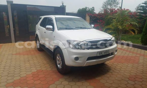 Sayi Na hannu Toyota Fortuner Blanc Mota in Kigali a Rwanda Sayi Na hannu Toyota Fortuner Blanc Mota in Kigali a Rwanda