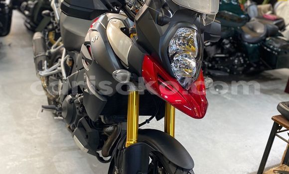 Sayi Na hannu Suzuki V-Strom Rouge Motsi in Kigali a Rwanda