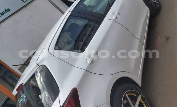 Acheter Occasion Voiture Toyota Yaris Blanc à Kigali, Rwanda Acheter Occasion Voiture Toyota Yaris Blanc à Kigali, Rwanda
