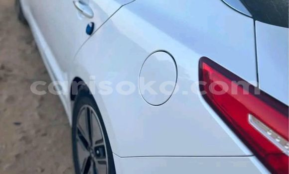 Buy Used Kia K5 White Car in Muhanga in Rwanda Buy Used Kia K5 White Car in Muhanga in Rwanda