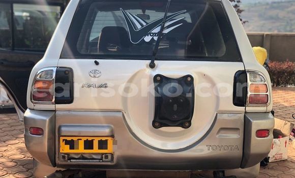 Acheter Occasion Voiture Toyota RAV4 Blanc à Kigali, Rwanda Acheter Occasion Voiture Toyota RAV4 Blanc à Kigali, Rwanda
