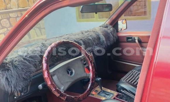 Acheter Occasion Voiture Mercedes-Benz E–Class Rouge à Kigali, Rwanda Acheter Occasion Voiture Mercedes-Benz E–Class Rouge à Kigali, Rwanda