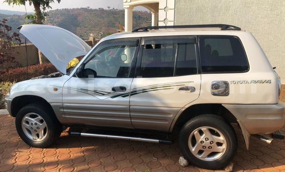 Acheter Occasion Voiture Toyota RAV4 Blanc à Kigali, Rwanda Acheter Occasion Voiture Toyota RAV4 Blanc à Kigali, Rwanda