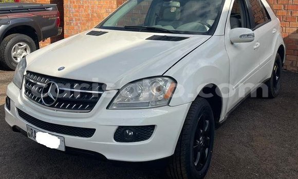 اشتري مستعمل Mercedes-Benz ML–Class Blanc سيارة في Kigali في Rwanda اشتري مستعمل Mercedes-Benz ML–Class Blanc سيارة في Kigali في Rwanda