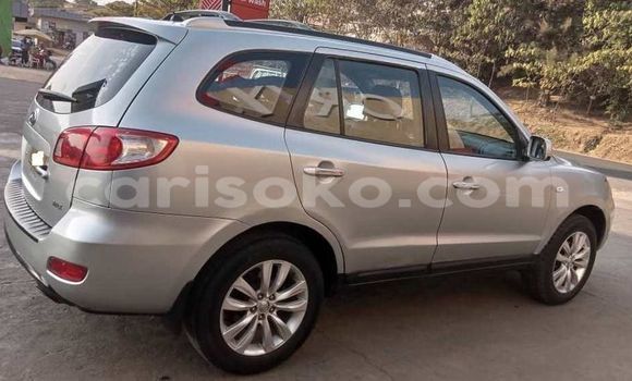 Acheter Occasion Voiture Hyundai Santa Fe Gris à Kigali, Rwanda Acheter Occasion Voiture Hyundai Santa Fe Gris à Kigali, Rwanda