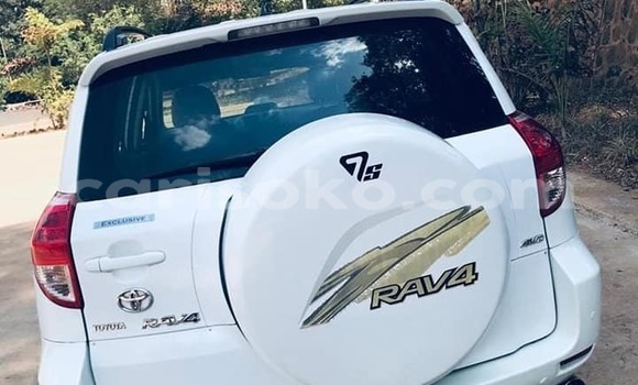 Sayi Na hannu Toyota RAV4 Blanc Mota in Kigali a Rwanda Sayi Na hannu Toyota RAV4 Blanc Mota in Kigali a Rwanda