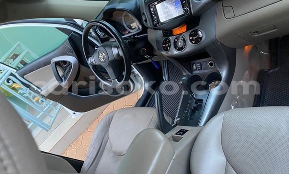 Sayi Na hannu Toyota RAV4 Blanc Mota in Kigali a Rwanda Sayi Na hannu Toyota RAV4 Blanc Mota in Kigali a Rwanda