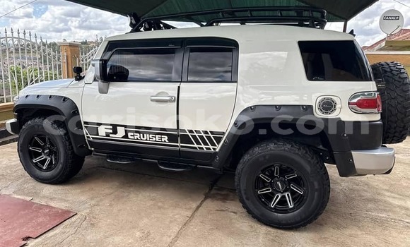 Acheter Occasion Voiture Toyota FJ Cruiser Blanc à Kigali, Rwanda Acheter Occasion Voiture Toyota FJ Cruiser Blanc à Kigali, Rwanda