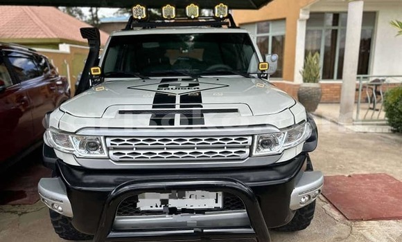 Acheter Occasion Voiture Toyota FJ Cruiser Blanc à Kigali, Rwanda Acheter Occasion Voiture Toyota FJ Cruiser Blanc à Kigali, Rwanda