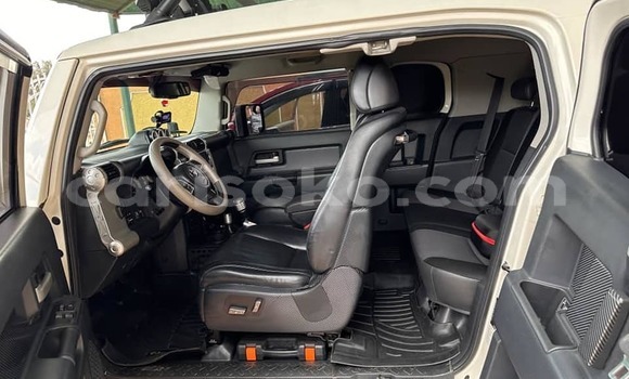 Acheter Occasion Voiture Toyota FJ Cruiser Blanc à Kigali, Rwanda Acheter Occasion Voiture Toyota FJ Cruiser Blanc à Kigali, Rwanda