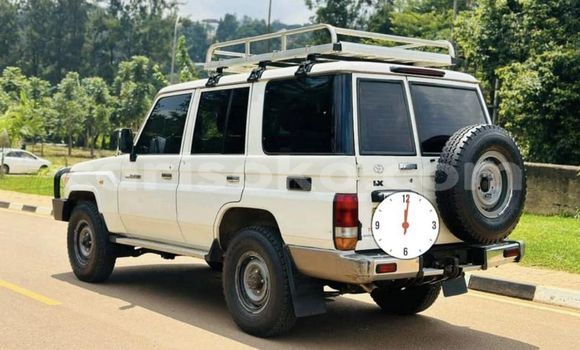 اشتري مستعمل Toyota Land Cruiser Blanc سيارة في Kigali في Rwanda اشتري مستعمل Toyota Land Cruiser Blanc سيارة في Kigali في Rwanda