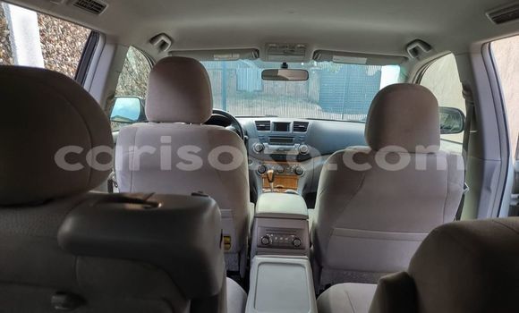 Acheter Occasion Voiture Toyota Highlander Beige à Kigali, Rwanda Acheter Occasion Voiture Toyota Highlander Beige à Kigali, Rwanda