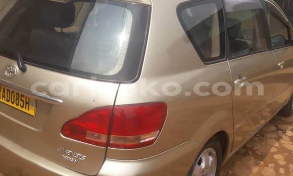 Acheter Occasion Voiture Toyota Avensis Verso Beige à Kigali, Rwanda Acheter Occasion Voiture Toyota Avensis Verso Beige à Kigali, Rwanda