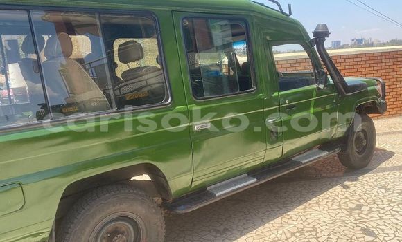 Acheter Occasion Voiture Toyota Land Cruiser Vert à Kigali, Rwanda Acheter Occasion Voiture Toyota Land Cruiser Vert à Kigali, Rwanda