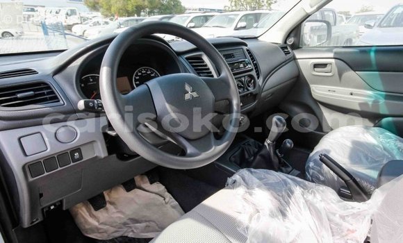 Sayi Imported Mitsubishi L200 Blanc Mota in Import - Dubai a Rwanda