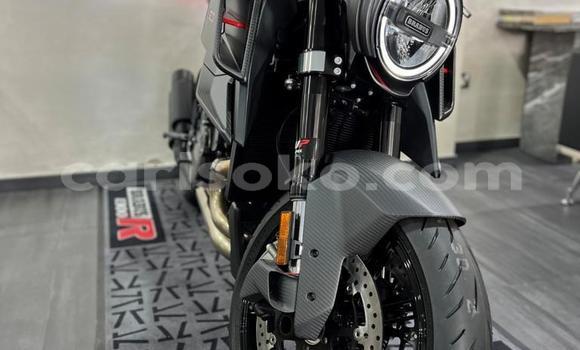 Sayi Na hannu KTM SuperDuke Noir Motsi in Kigali a Rwanda