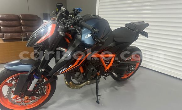 Sayi Na hannu KTM SuperDuke Noir Motsi in Kigali a Rwanda