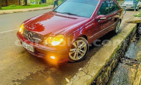 Acheter Occasion Voiture Mercedes-Benz C-Classe Rouge à Kigali, Rwanda Acheter Occasion Voiture Mercedes-Benz C-Classe Rouge à Kigali, Rwanda