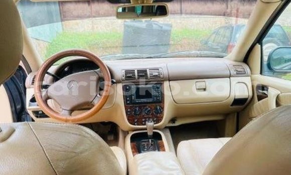 Acheter Occasion Voiture Mercedes-Benz ML–Class Bleu à Kigali, Rwanda Acheter Occasion Voiture Mercedes-Benz ML–Class Bleu à Kigali, Rwanda