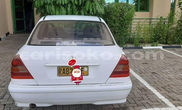 Sayi Na hannu Mercedes-Benz C–Class Blanc Mota in Kigali a Rwanda Sayi Na hannu Mercedes-Benz C–Class Blanc Mota in Kigali a Rwanda