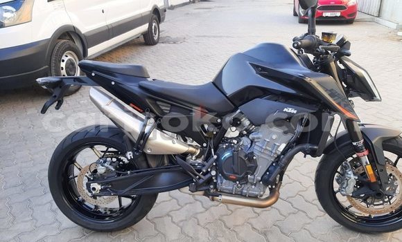 Sayi Na hannu KTM Duke Noir Motsi in Kigali a Rwanda