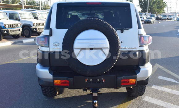 Sayi Na hannu Toyota FJ Cruiser Blanc Mota in Kigali a Rwanda Sayi Na hannu Toyota FJ Cruiser Blanc Mota in Kigali a Rwanda
