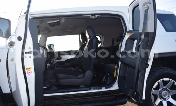 Sayi Na hannu Toyota FJ Cruiser Blanc Mota in Kigali a Rwanda Sayi Na hannu Toyota FJ Cruiser Blanc Mota in Kigali a Rwanda