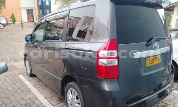 اشتري مستعمل Toyota Sienna Noir سيارة في Kigali في Rwanda اشتري مستعمل Toyota Sienna Noir سيارة في Kigali في Rwanda