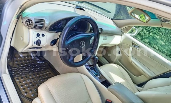 Acheter Occasion Voiture Mercedes-Benz 190–Series Blanc à Gasarenda, Rwanda Acheter Occasion Voiture Mercedes-Benz 190–Series Blanc à Gasarenda, Rwanda