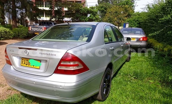 Acheter Occasion Voiture Mercedes-Benz 190–Series Blanc à Gasarenda, Rwanda Acheter Occasion Voiture Mercedes-Benz 190–Series Blanc à Gasarenda, Rwanda