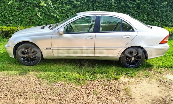 Acheter Occasion Voiture Mercedes-Benz 190–Series Blanc à Gasarenda, Rwanda Acheter Occasion Voiture Mercedes-Benz 190–Series Blanc à Gasarenda, Rwanda