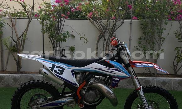 Acheter Occasion Moto KTM 125 Beige à Kigali, Rwanda Acheter Occasion Moto KTM 125 Beige à Kigali, Rwanda