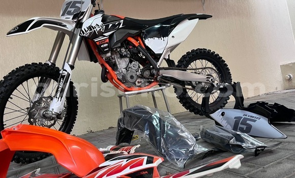 Acheter Occasion Moto KTM 250 Beige à Kigali, Rwanda Acheter Occasion Moto KTM 250 Beige à Kigali, Rwanda